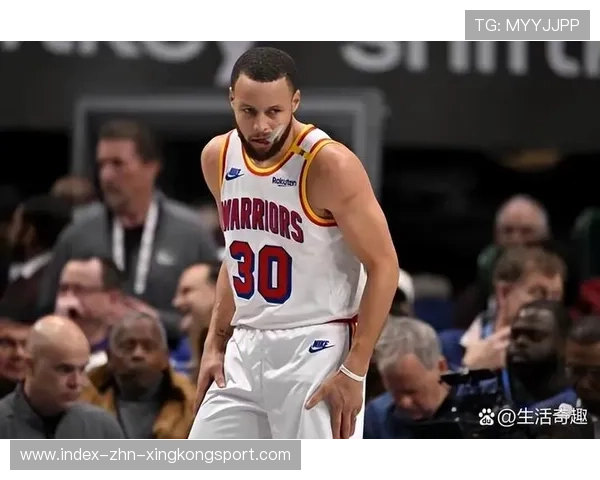 库里关键突破上篮得手，勇士在客场取得胜利